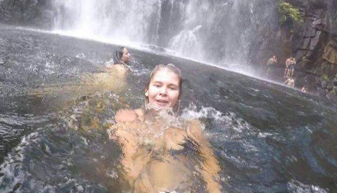 Туристка с большими сиськами Angela White порезвилась в море - порно фото