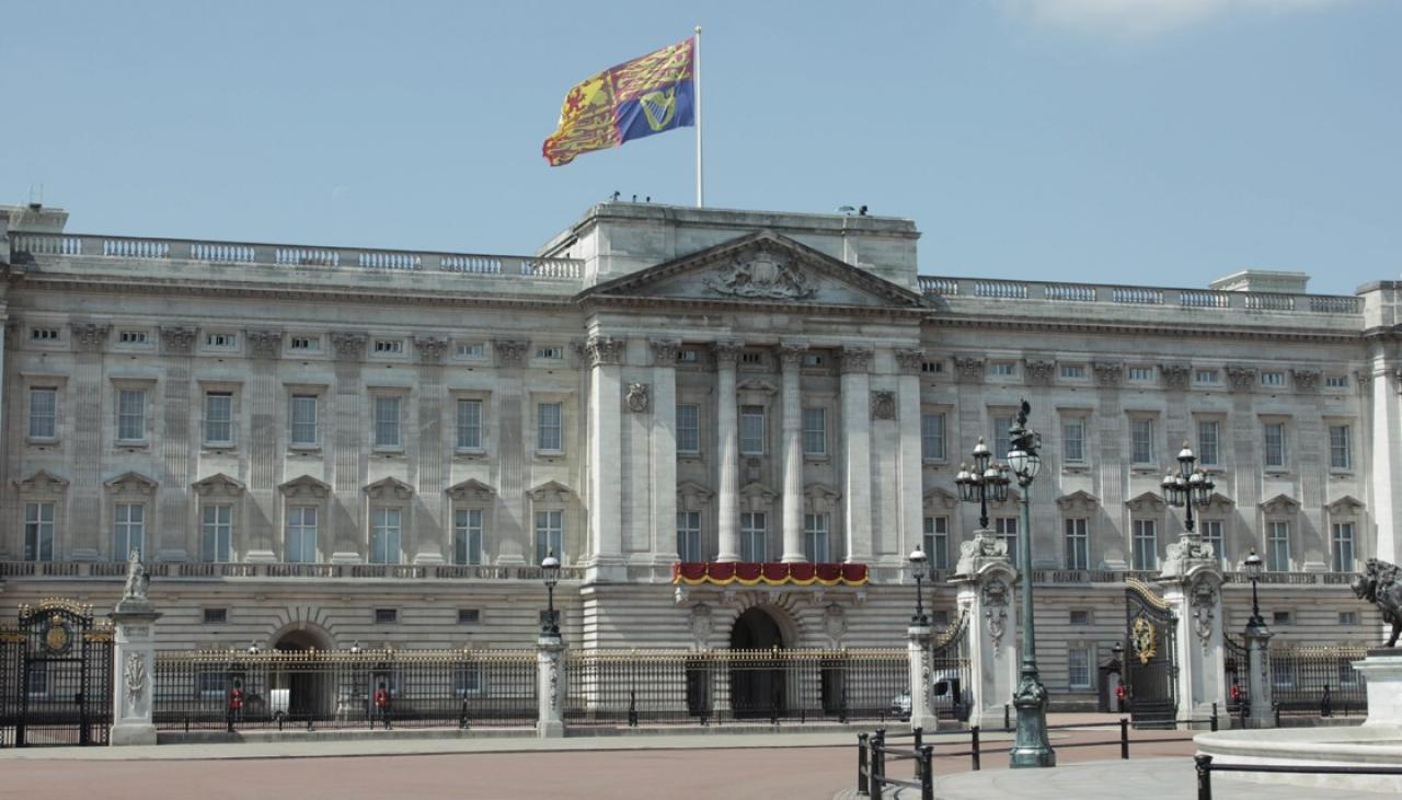 Intruder arrested for climbing Buckingham Palace gates as Queen was ...