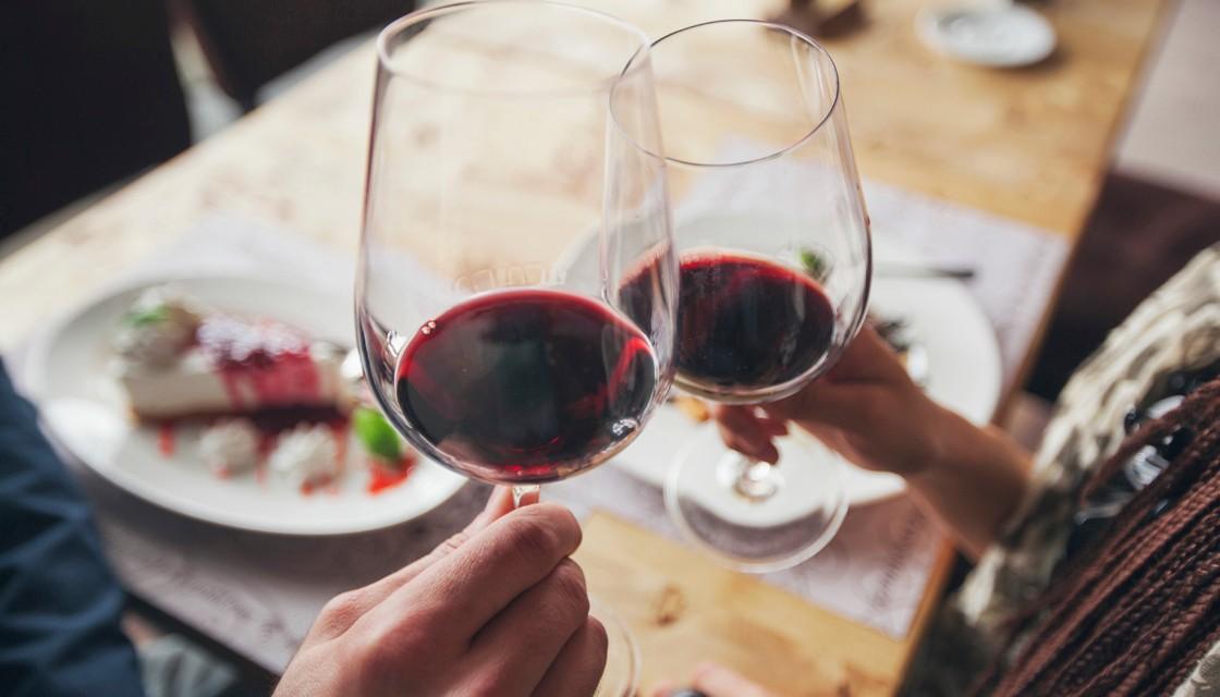 https://www.newshub.co.nz/home/lifestyle/2018/09/should-you-really-microwave-red-wine-in-winter/_jcr_content/par/image.dynimg.full.q75.jpg