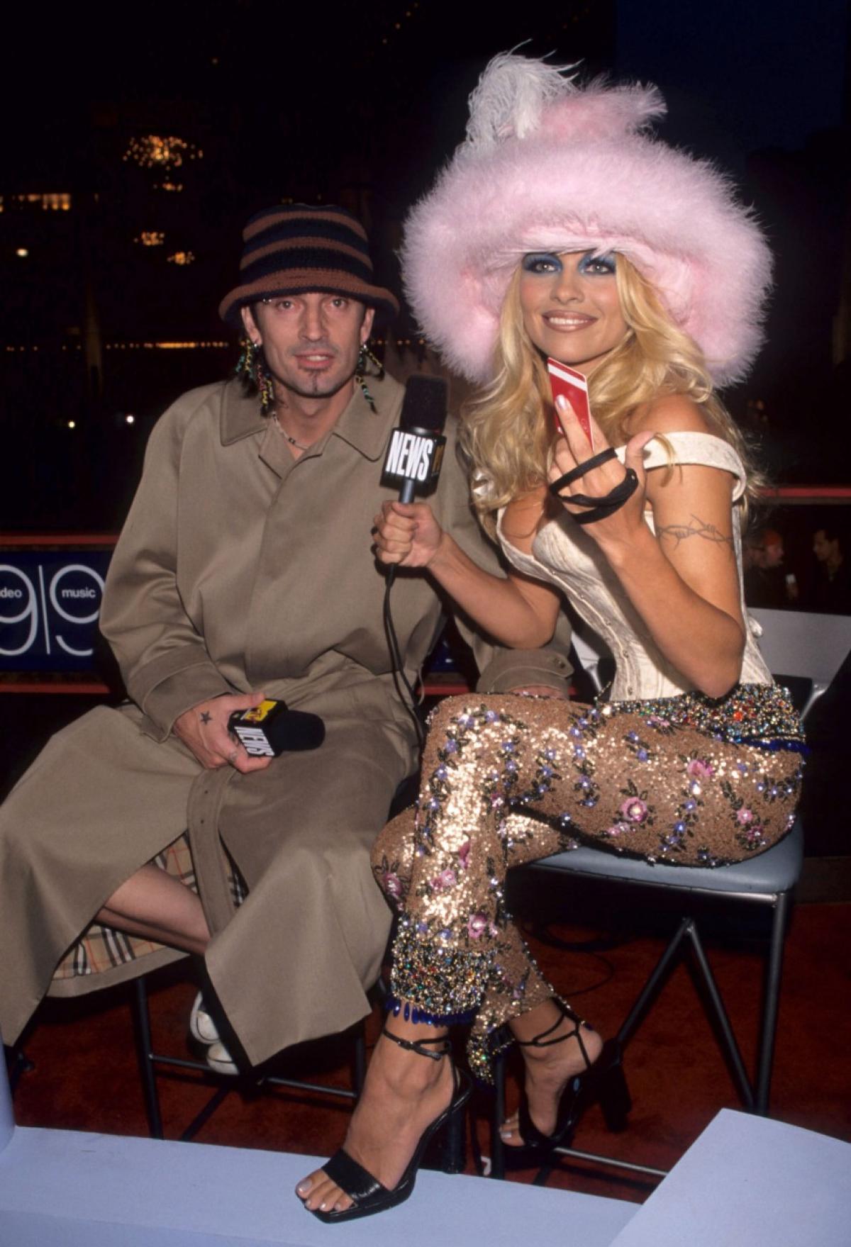 Pamela Anderson's Best '90s Fashion Moments – Footwear News