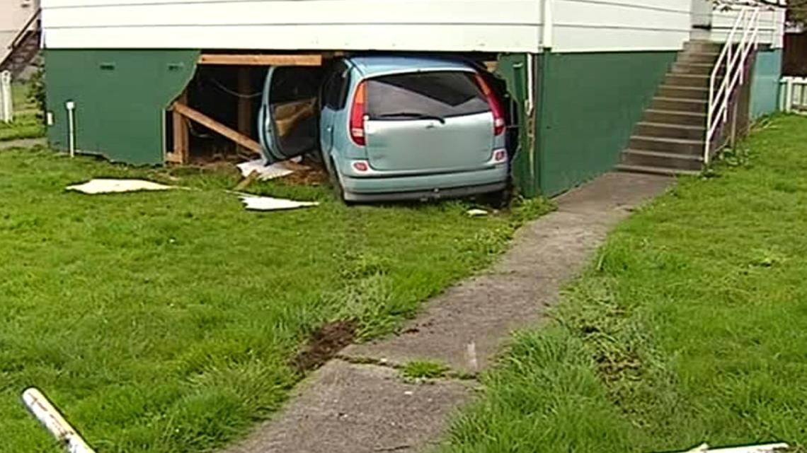 Car smashes into Huntly home | Newshub