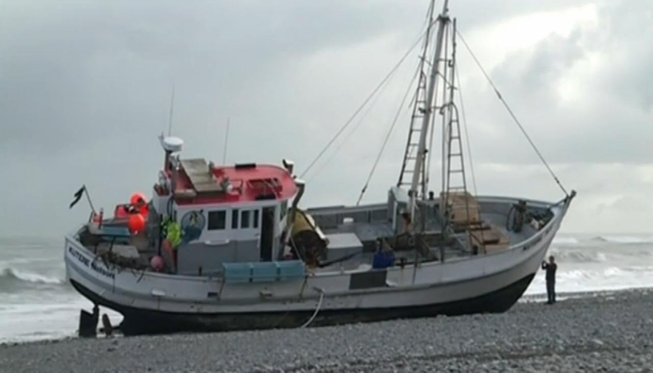 $100k boat grounded in Greymouth Newshub