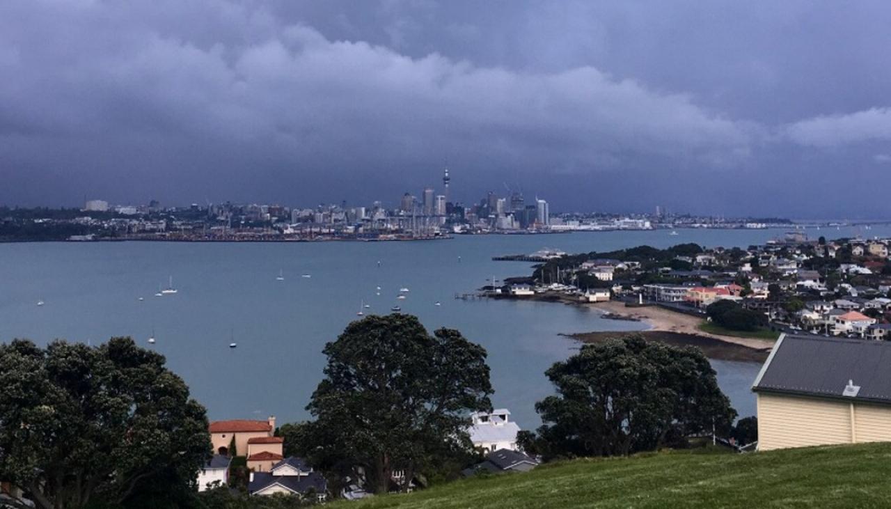 Wild weather cuts power to parts of Auckland Newshub