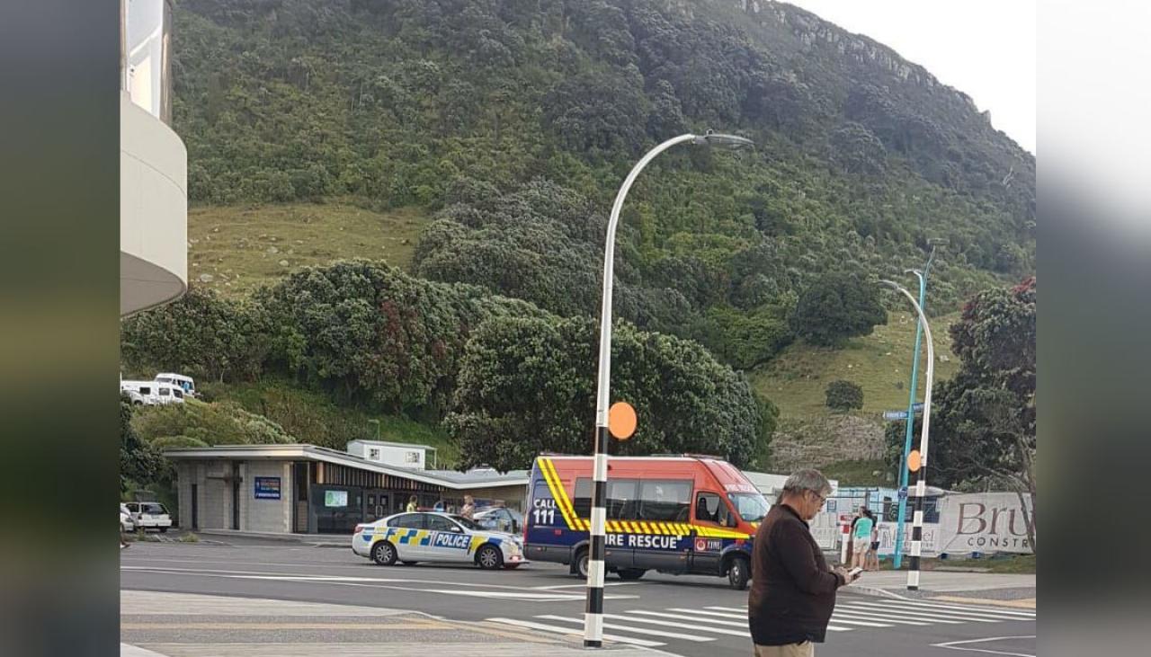 Paraglider crash on Mt Maunganui Newshub