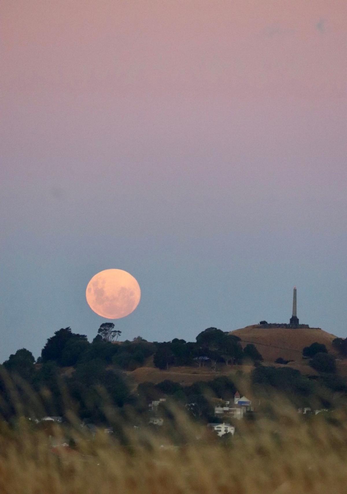 Stunning photos of supermoon over New Zealand Newshub