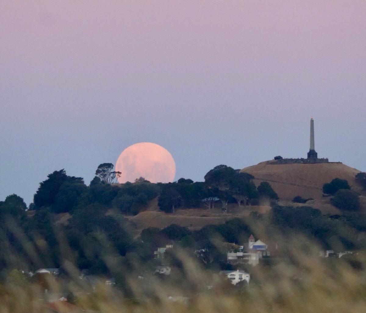 Stunning photos of supermoon over New Zealand Newshub