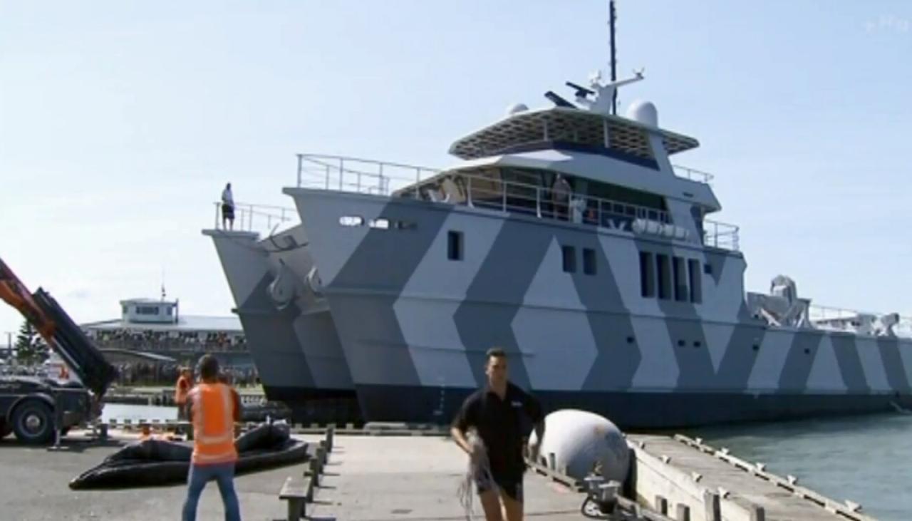 michael hill's 40m-long catamaran draws hundreds at foxton