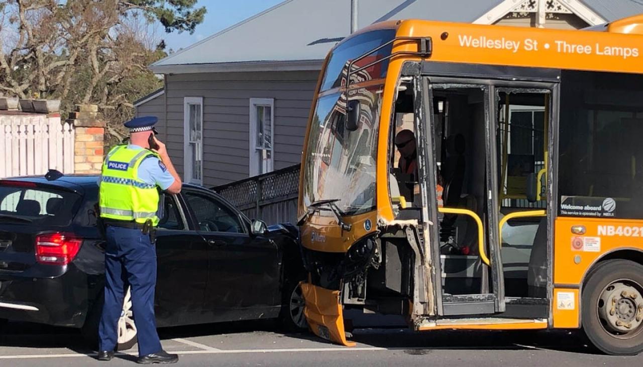 Bus Hits Two Cars In Serious Crash In Aucklands Herne Bay Newshub