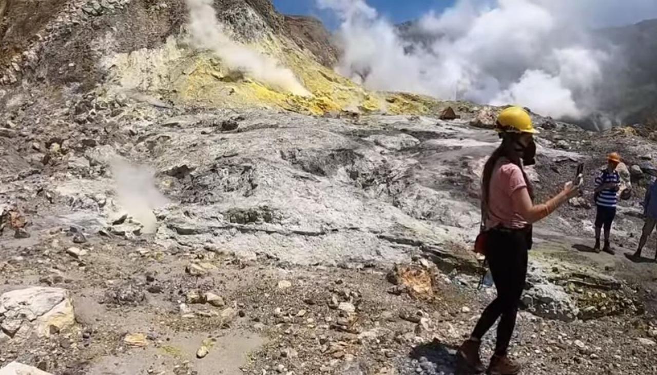 white island eruption tour guide