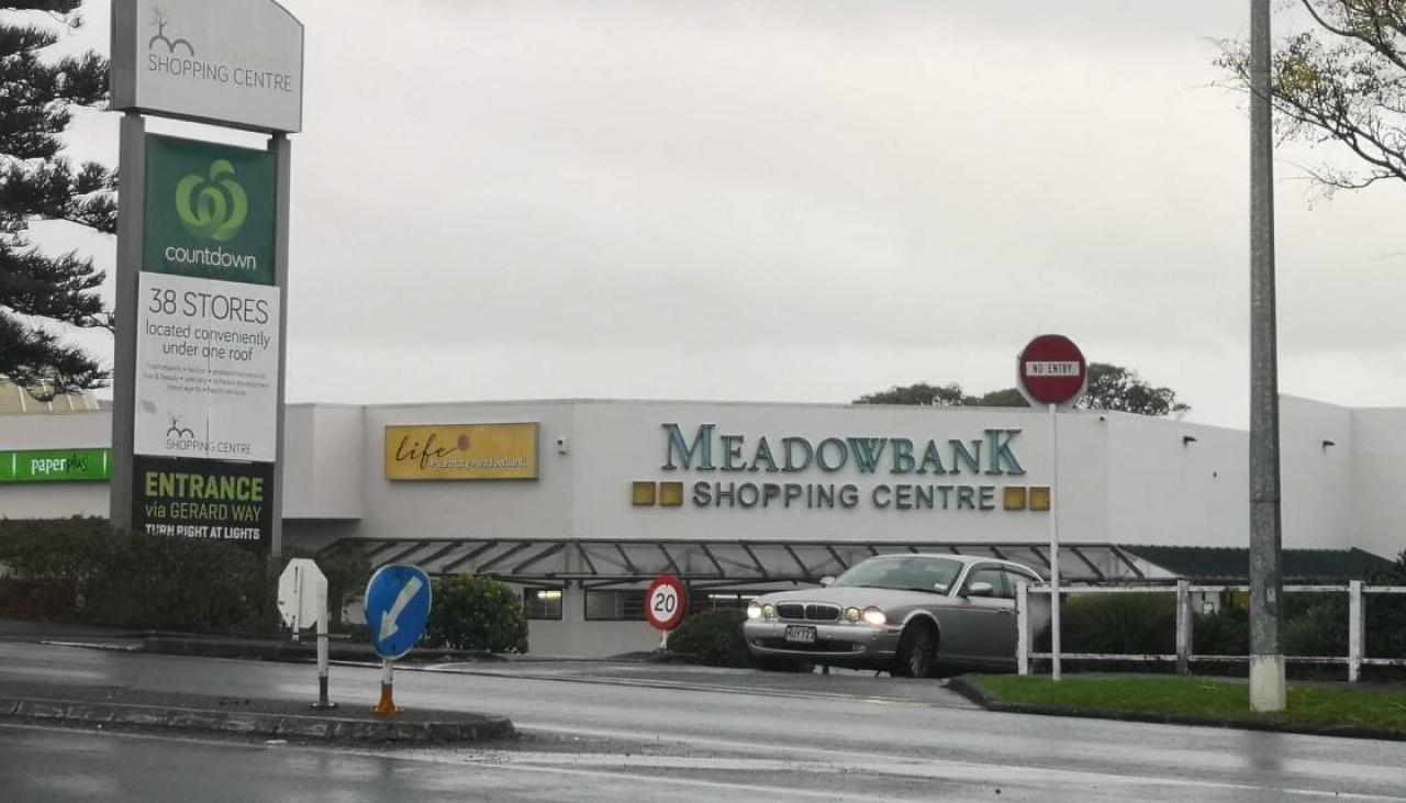 Man Arrested After Armed Smash And Grab At Meadowbank Jewellery Store Newshub 