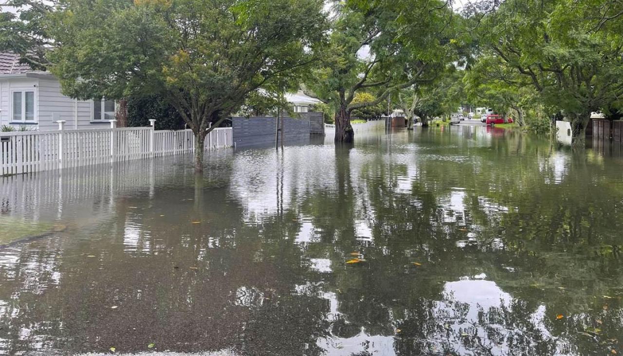 auckland-flooding-261-homes-now-red-stickered-newshub