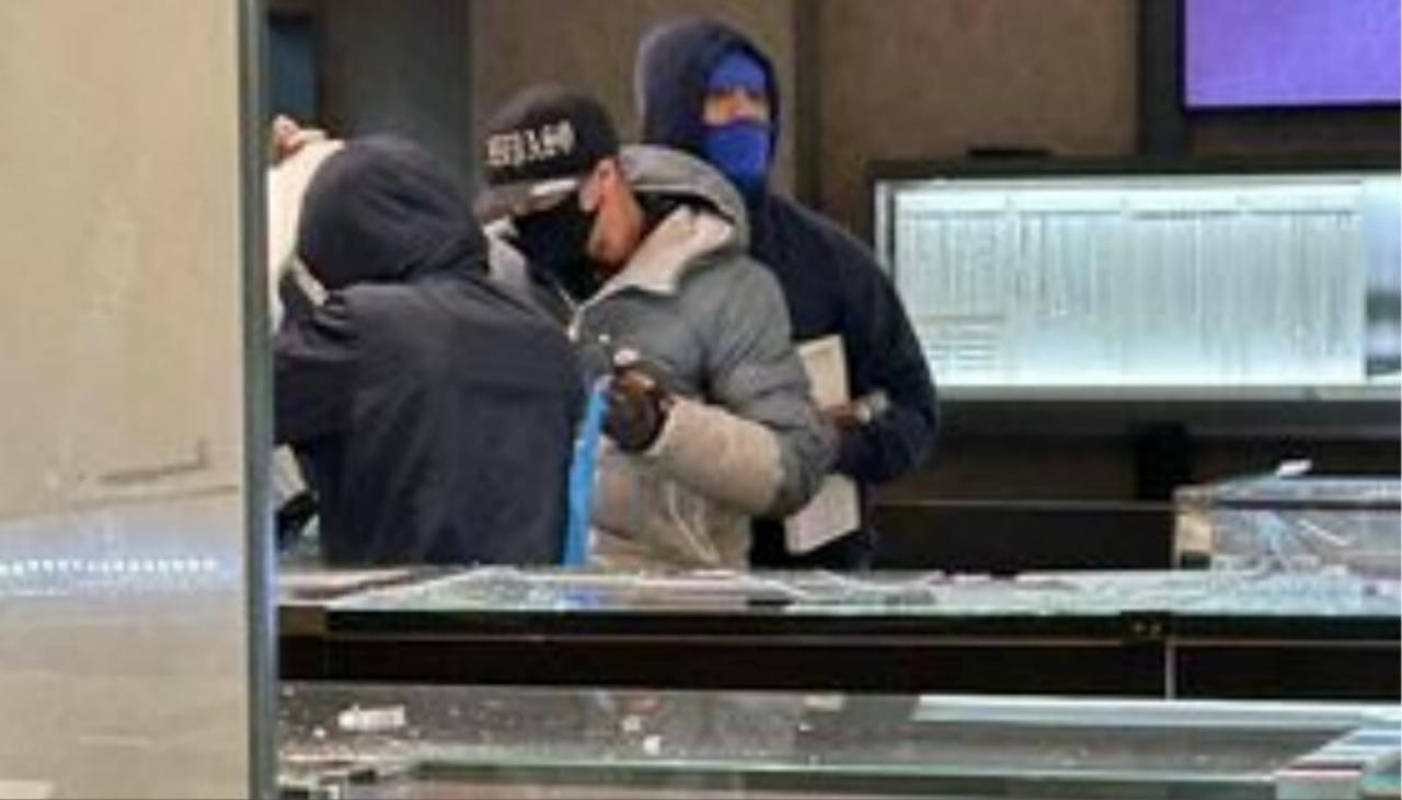 Armed Offenders Raid Hamilton Mall Jewellery Store In Smash And Grab Heist Newshub 