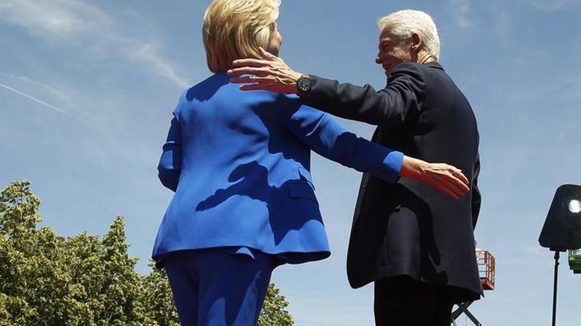 Clintons Stand Together Over Email Controversy Newshub 