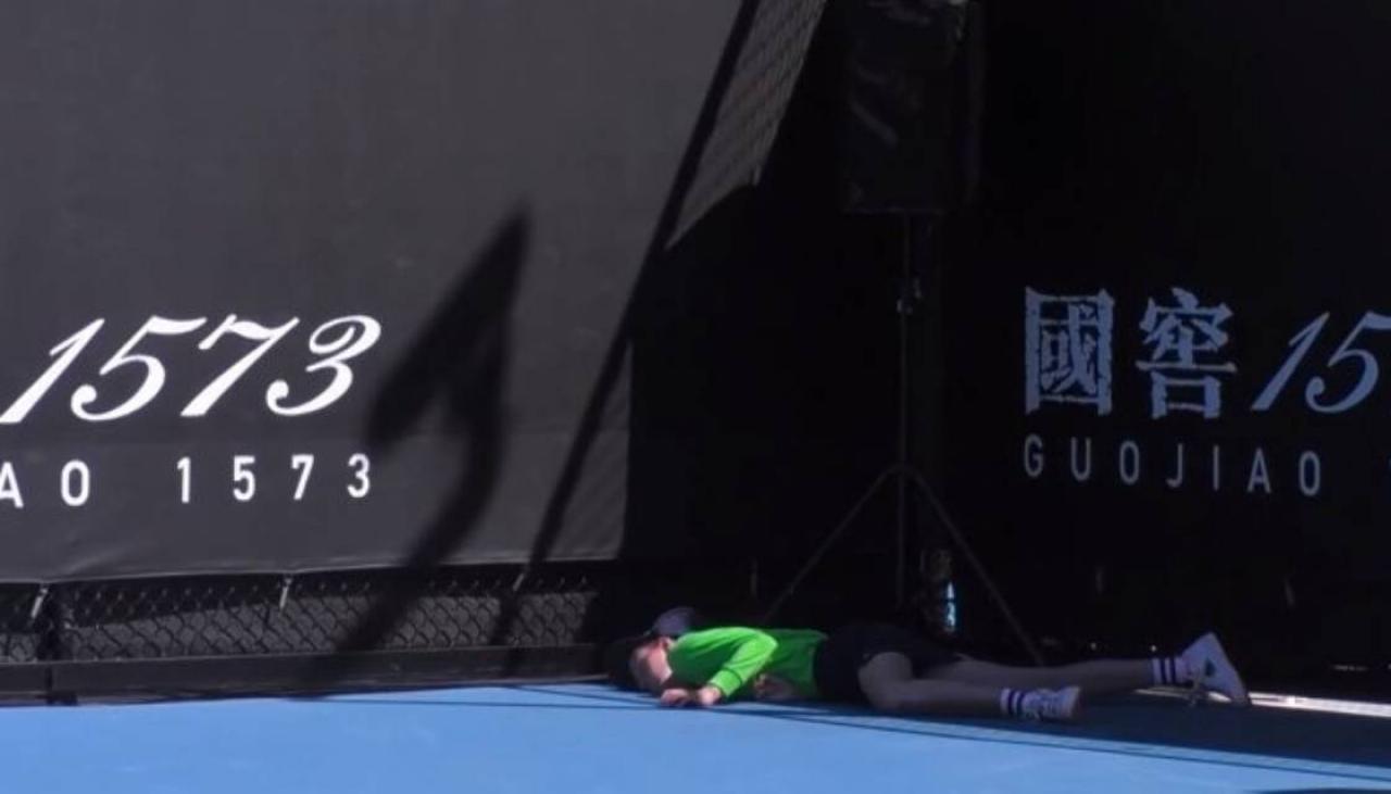 Australian Open 2021: Ball-kid collapse adds to early ...