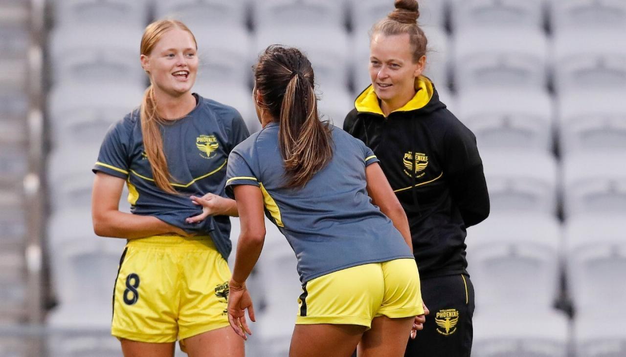 Football: Wellington Phoenix re-sign Gemma Lewis as women's head coach