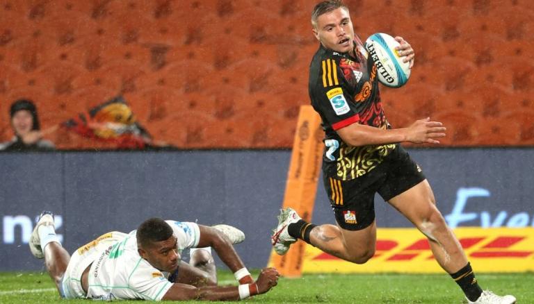 Crusaders snatch Super Rugby Pacific victory in thriller to deny Chiefs