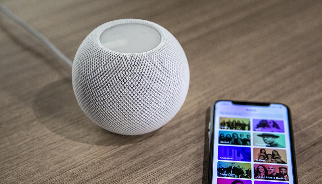 Review Apple's HomePod mini delivers performance that belies its size