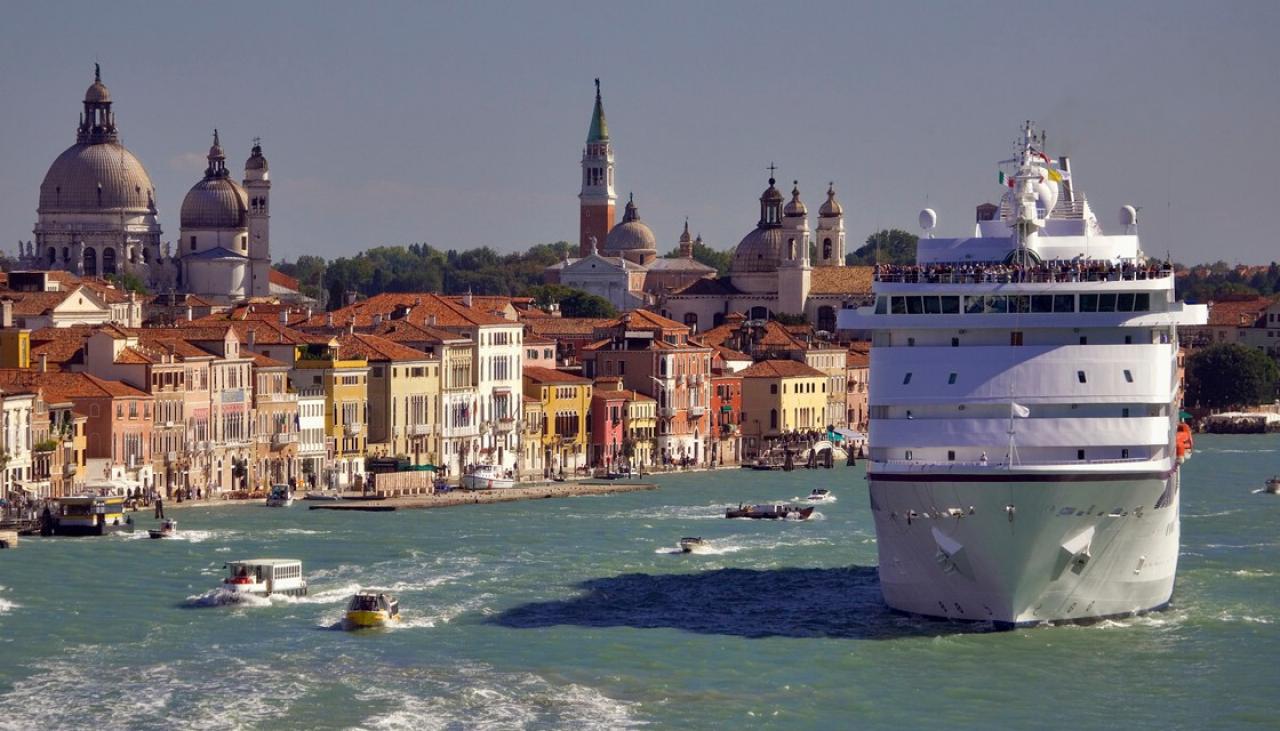 круизный лайнер входит в венецию