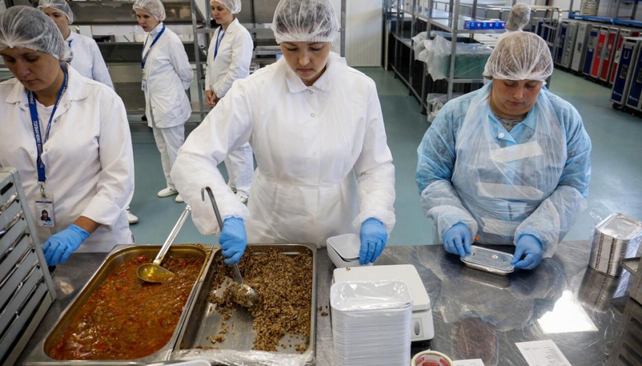 Plane Food How It Goes From The Kitchen To Your Seat Newshub