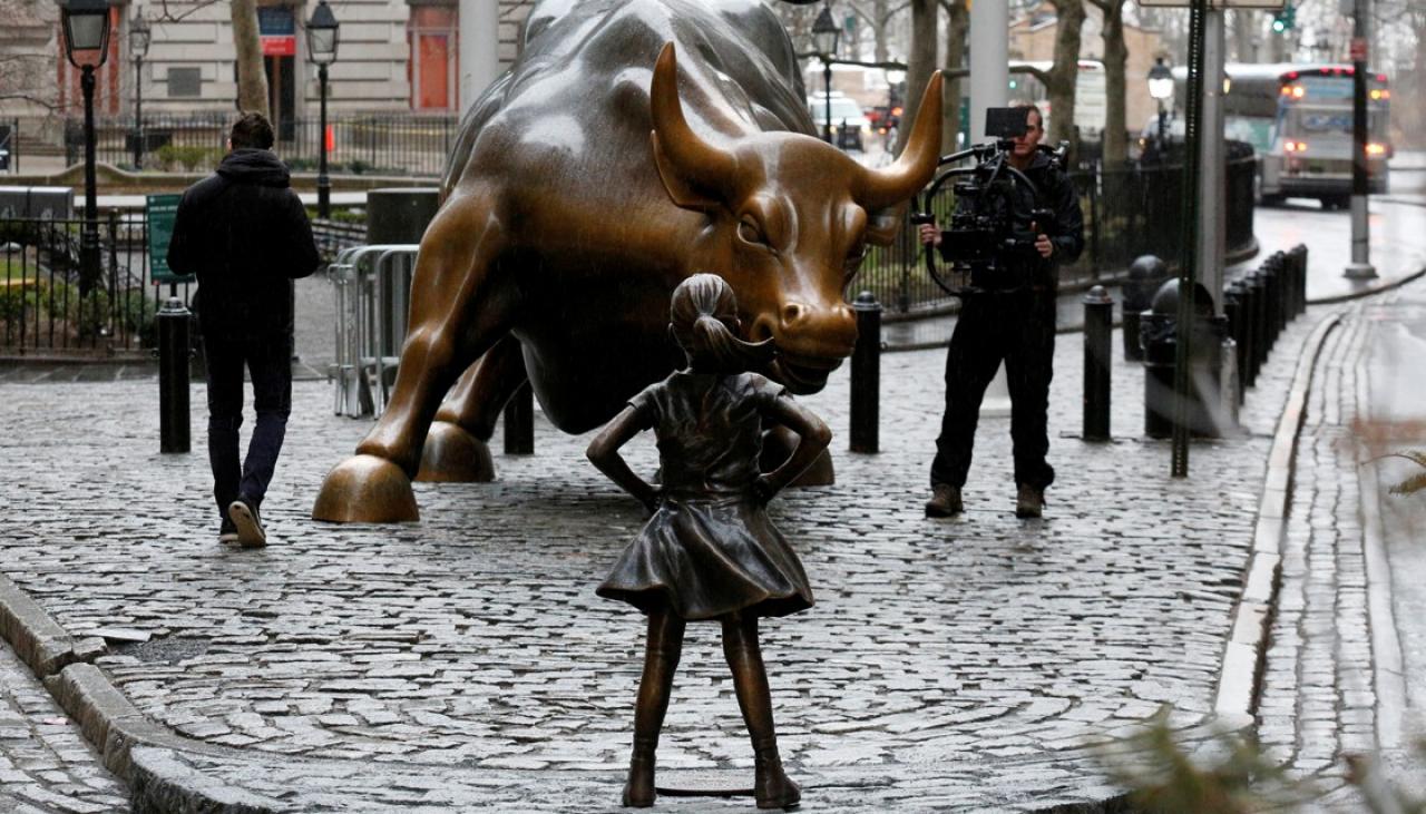 Fearless Girl Takes On Wall Streets Charging Bull Newshub 