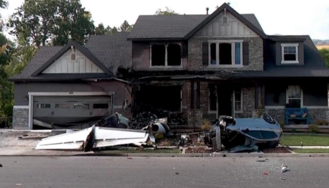 Cradjes Plane Into House