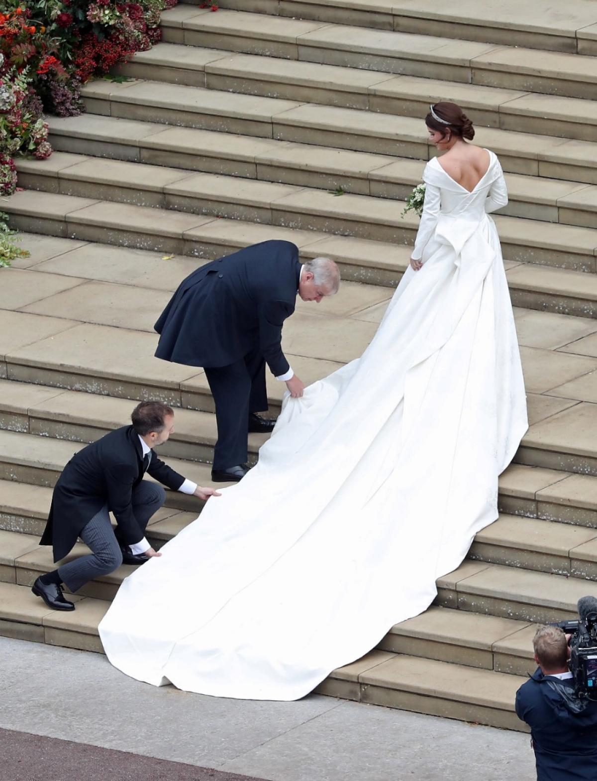 Princess eugenie outlet scoliosis scar wedding