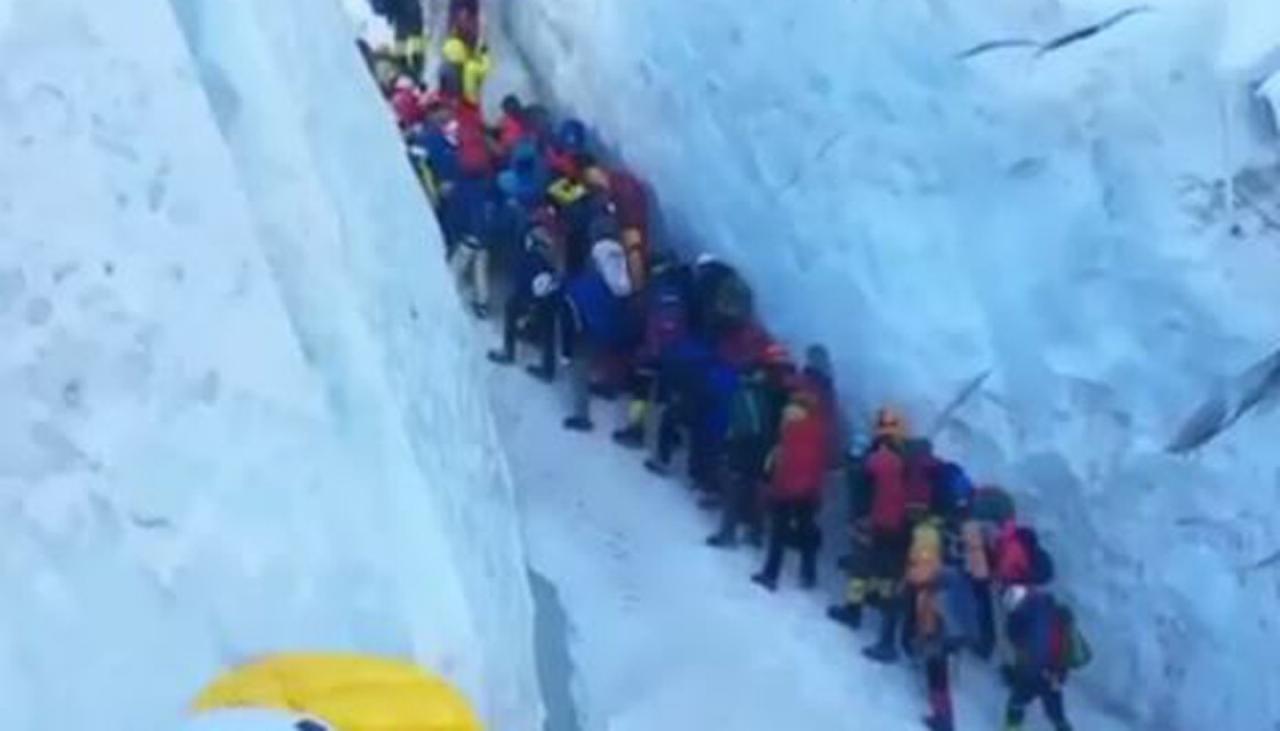 Video Captures Horrifying Human Traffic Jam Of People Summiting Mount Everest Newshub 