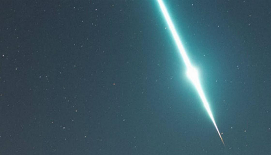 Stunning meteor lights up sky above Australia Newshub