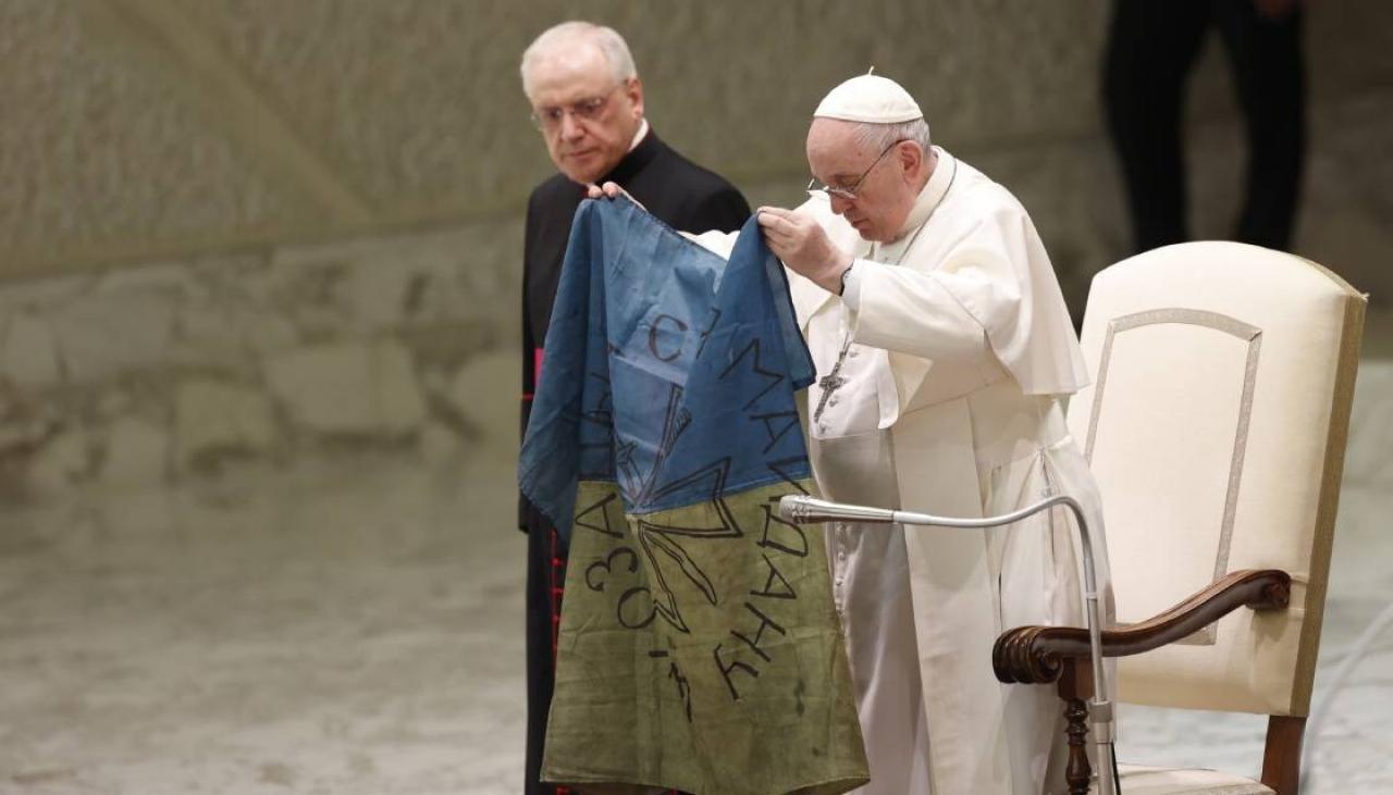 Ukraine Invasion Pope Francis Kisses Ukrainian Flag Condemns The Massacre Of Bucha Newshub 