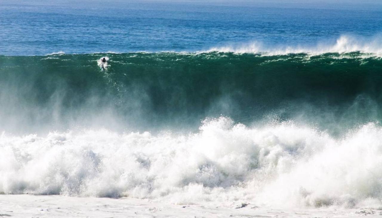 Long Beach gets rare waves with mega swell — and they glowed at night –  Press Telegram